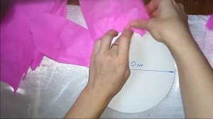 Большие цветы из гофрированной бумаги для декора стены