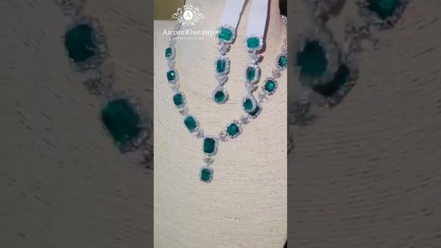 Комплект-подвеска и серьги с изумрудами и бриллиантами. Хадижат Алисултанова. Украшения АнтикЮвелир смотреть онлайн