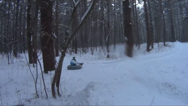 Два дня строили длинную горку для тюбингов. Катайтесь, пока лыжники её не испортили смотреть онлайн