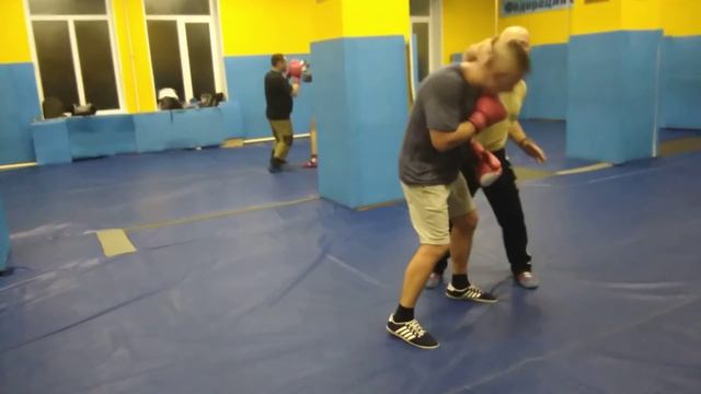 В. Н. Крючков. Защита от ударов рукой-ногой сбивами и встречным боковым правой(предплечьем ) смотреть онлайн