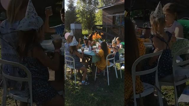 Гости за столом! смотреть онлайн