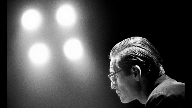 Bill Evans Trio - Autumn Leaves смотреть онлайн