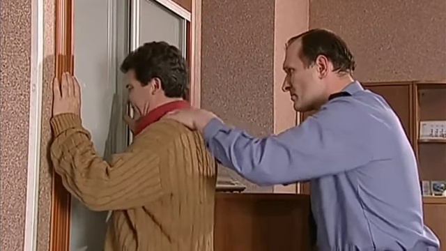 6 кадров. Осмотр охранником смотреть онлайн