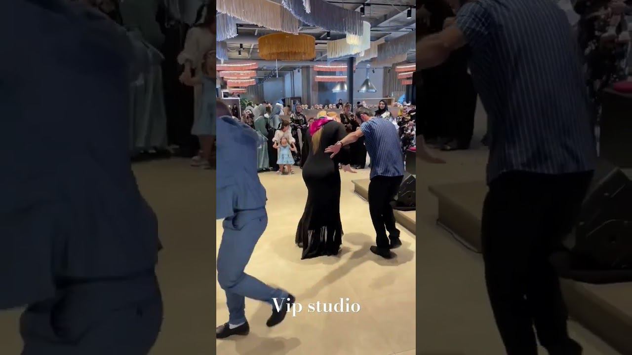 Девушка в черном красиво танцует #shorts смотреть онлайн