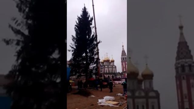 На центральной площади Гусева установили новогоднюю ёлку смотреть онлайн