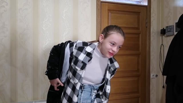 VLOG Даша себя разрисовала.Как выросли котята. Гуляем смотреть онлайн