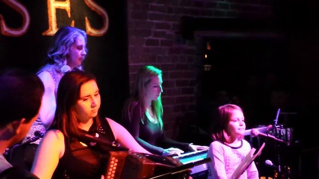 Taryn on stage with Girsa at Ulysses in NYC смотреть онлайн