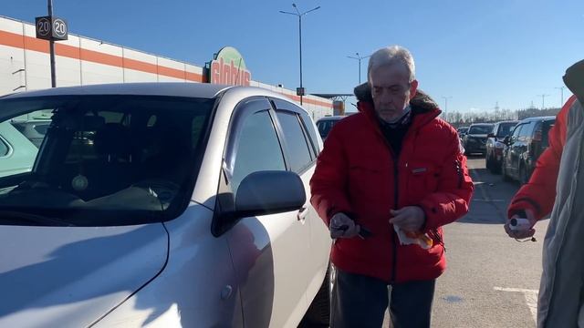 Хамы лезут в драку, даём отпор быдлу на парковке для инвалидов смотреть онлайн