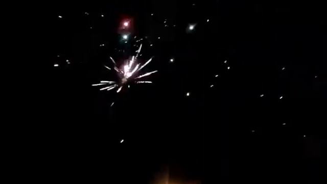 Копия видео "Кострома ул Шагова Сосновая роща 01 01 2016 Новогодная ночь" смотреть онлайн