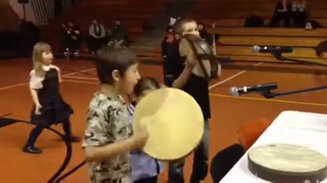 Gavino Limon, Justin and Logan Oakgrove sing at the Hand Drum Contest 2013 - February 1, 2013 смотреть онлайн