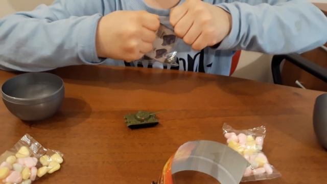 World of Tanks Яйца Ворлд оф Танк с коллекционной моделью танка Мир танков (WoT Surprise eggs) смотреть онлайн