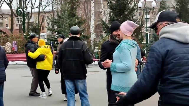 ТЫ КРЕПЧЕ МЕНЯ ЛЮБИ!???/ТАНЦЫ В ПАРКЕ ГОРЬКОГО ХАРЬКОВ ФЕВРАЛЬ 2022 смотреть онлайн