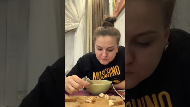 МУКБАНГ БОРЩ С САЛОМ И ЧЕСНОКОМ. Детство вспоминаб смотреть онлайн