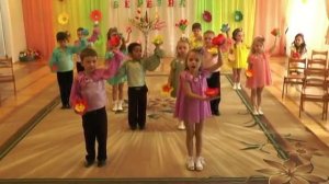 Танец  с  бумажными цветами для мамы( средняя группа)