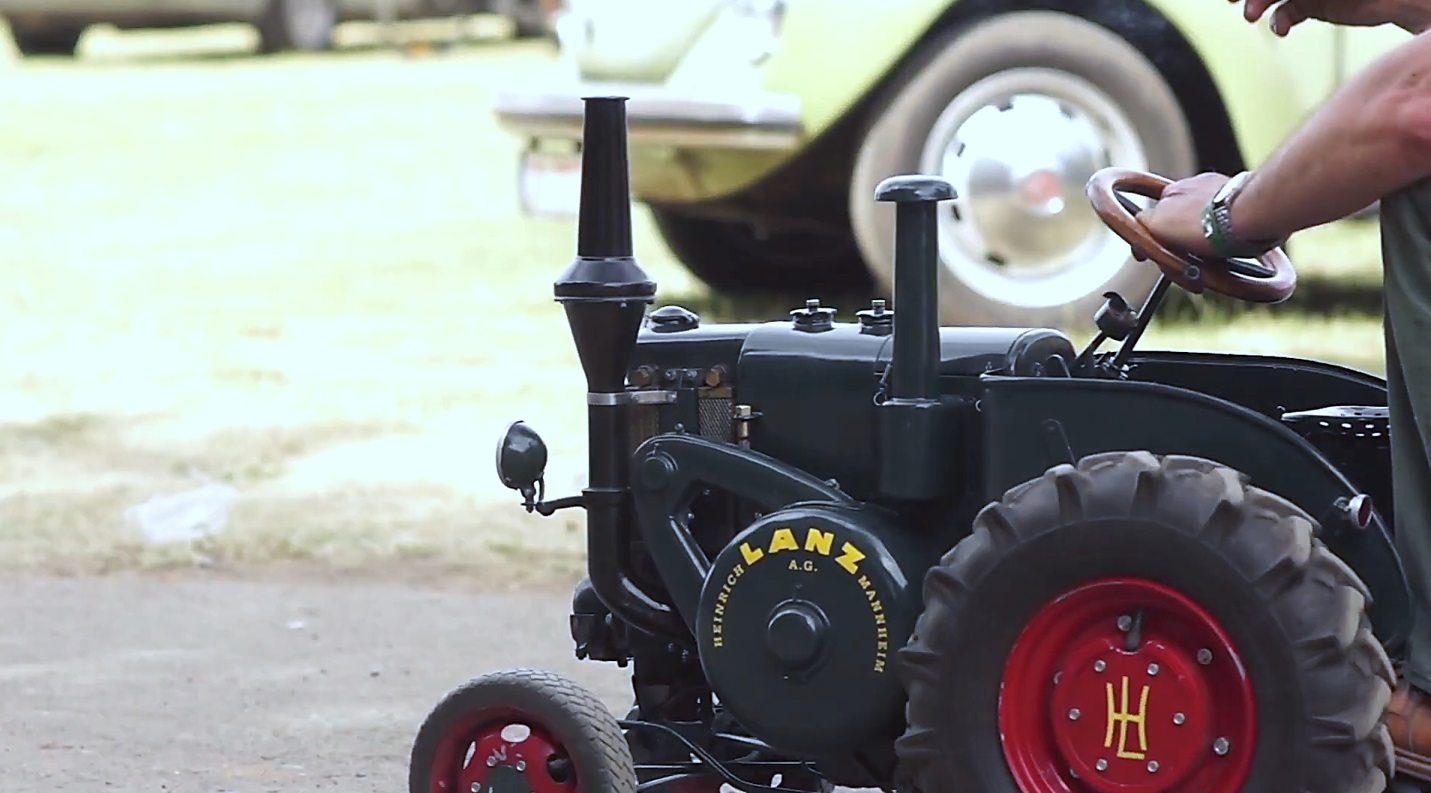Запуск мини-трактора с двигателем, работающим на нефти смотреть онлайн