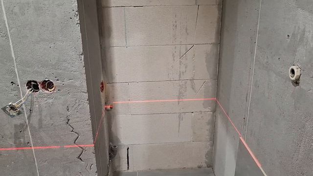 начал укладывать плитку на стены