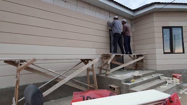 Тёплый дом ?, обшиваем фасад дома термопанелями! Жидкий травертин! #amazing #home #diyprojects