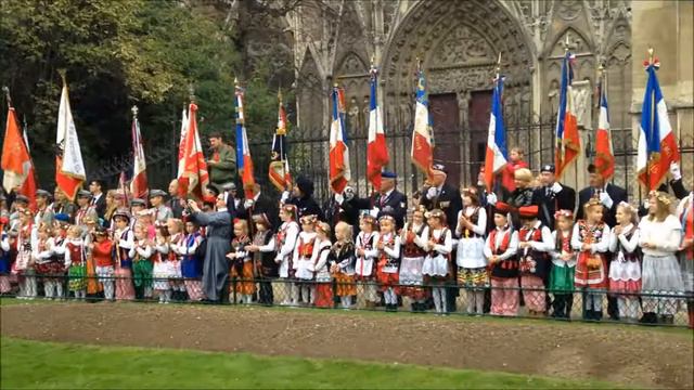 Париж, сад у собора Нотр Дам. | Paris, prés de Notre Dame смотреть онлайн