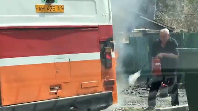 В Батайске загорелся автобус смотреть онлайн