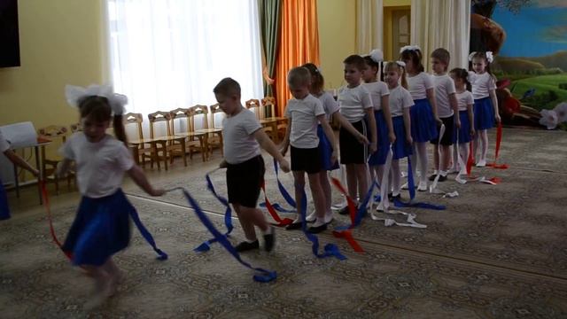 Танец с лентами "Россия" смотреть онлайн