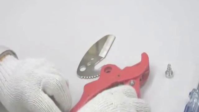 Instruction for replacing a blade on PVC Pipe Cutter смотреть онлайн