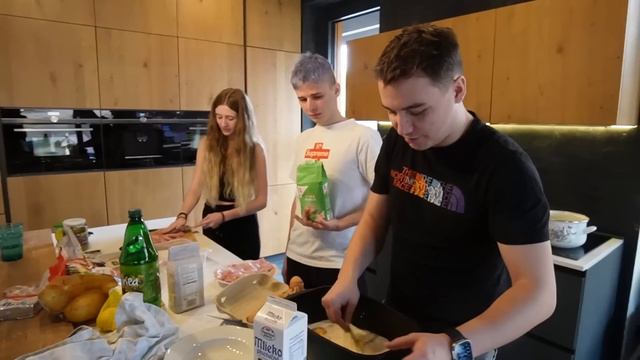 OSLAVENCI VAŘÍ! SLOVENSKÝ SPECIÁL. @BoTmAnGOD MĚ UČÍ VAŘIT ŘÍZEK! #7 w/@Morryeej @Klarush смотреть онлайн