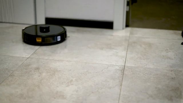 Атака китайского робота - пылесоса на кота, который ему мешал... смотреть онлайн