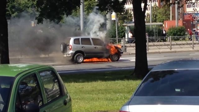 Горит Шевроле Нива. Ул. Бухарестская СПБ. Пожар. смотреть онлайн