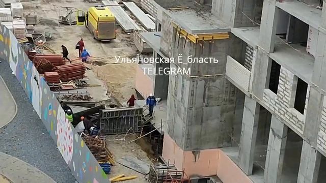 ⚡️3 ноября на стройке в микрорайоне "Новая жизнь" на улице Александра Невского с 7 этажа упала плит смотреть онлайн
