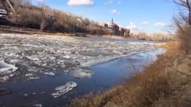 Оренбург. Ледоход на Урале. 11.04.2015 смотреть онлайн