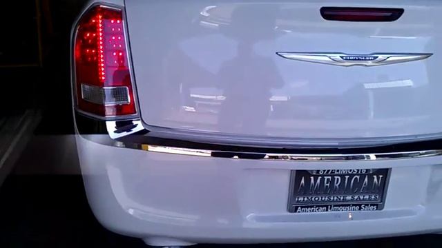 2012 White 70-inch Chrysler 300 limousine with strobe light kit смотреть онлайн