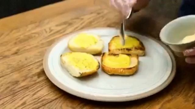 Сочная брускетта с крабом и креветками из Мясо&Рыба точно не оставит никого равнодушным! смотреть онлайн