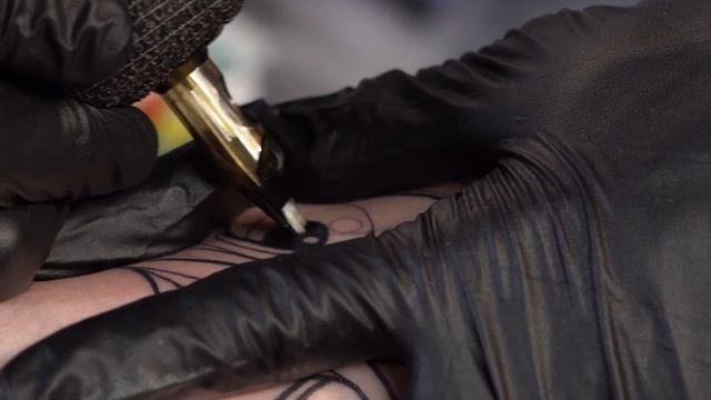 How To Tattoo a Neo-Traditional Piece | Tattoo Tutorial Takeover ft Gian Karle смотреть онлайн