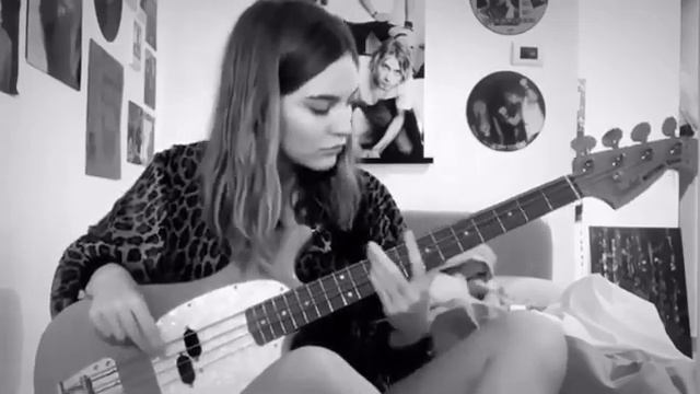 Victoria De Angelis playing bass смотреть онлайн