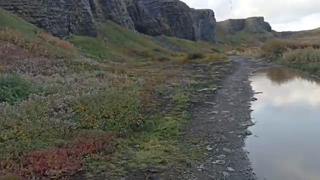 Полуостров Средний. Скалы Два брата и берег рыжих камней.