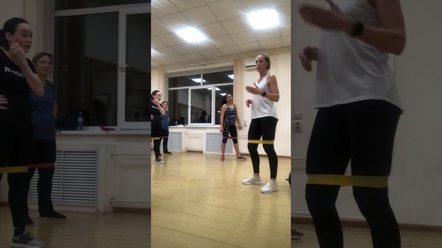 Тренировка с фитнес резинкам на ноги и ягодицы! смотреть онлайн