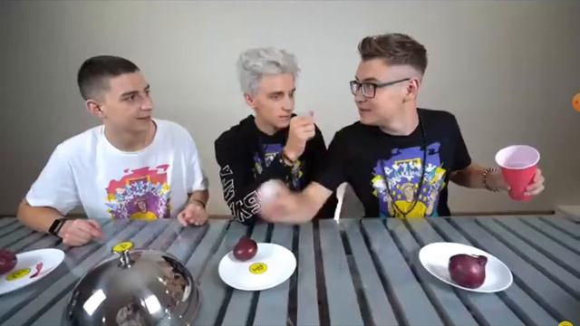 Угар над А4 фраза (Так у тебя маленький ??) О чём они думали?😄😄😅😅😆😆😆😆 смотреть онлайн