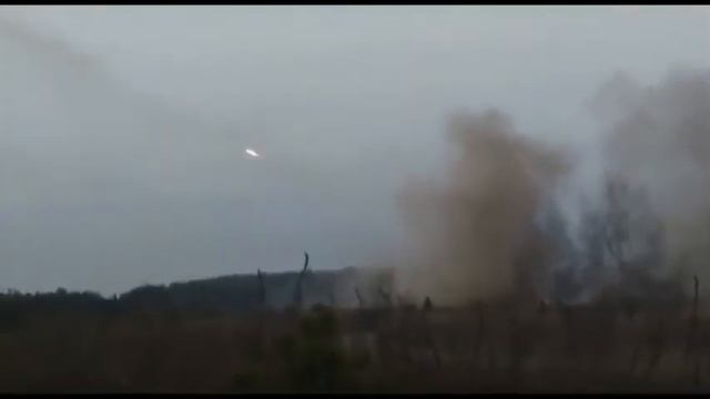 Russian bridge laying team is taken out by Ukrainian MLRS rocket barrage смотреть онлайн