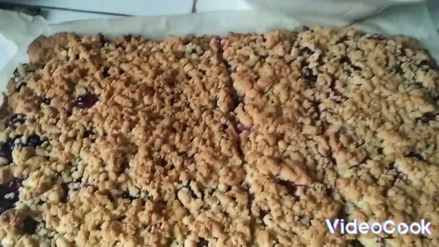 Тёртый пирог с вишней и шелковицей.Пальчики оближешь.