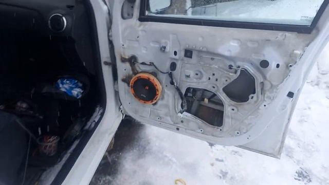 Замена передней штатной акустики Renault Logan 2 на DL Audio Barracuda 165 смотреть онлайн