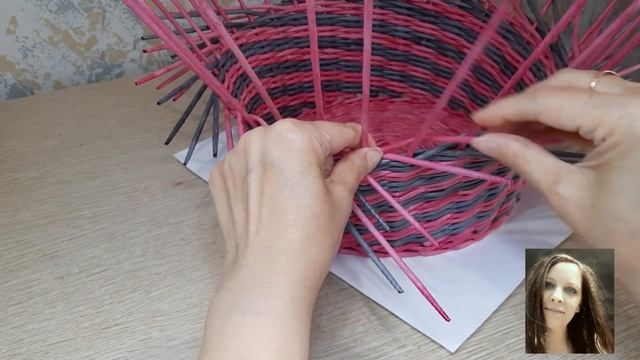 КОРЗИНА С ПЛЕТЕНИЕМ ПО СПИРАЛИ из бумажных трубочек смотреть онлайн