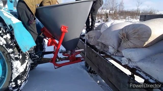 Расбрасываем калийное удобрение . Мтз 80,РУМ 500. смотреть онлайн