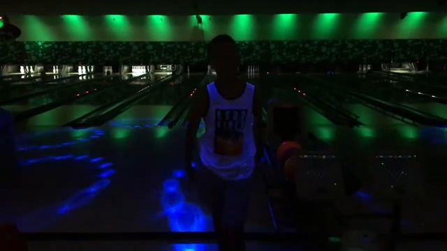 Family Cosmic Bowling Night with Arcade! смотреть онлайн