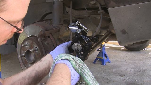 How to: Replace rear brake caliper (Ford Mondeo Mk3) смотреть онлайн
