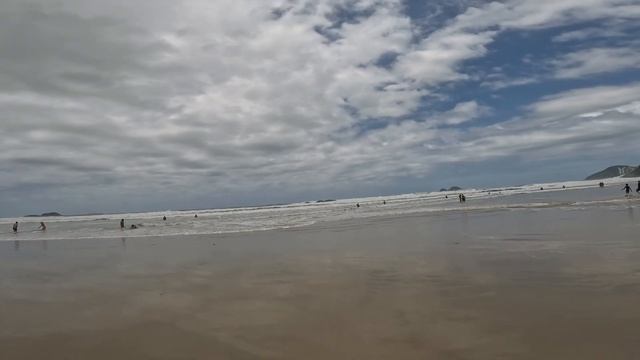 Guarujá - Mar de ressaca deixam banhistas curtir no calçadão da praia ( 4K #turismo #litoral ) смотреть онлайн