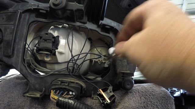 How to replace Headlights bulbs on a Mk 4 Ford Mondeo 2007-2013 смотреть онлайн