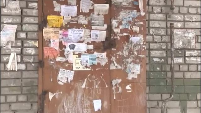 Город наблюдает как рушится подъезд дома... смотреть онлайн