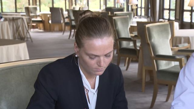 Alexandra Vient D'être Embauchée Chez Yannick Alléno