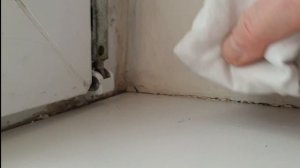 Скотч.Как легко удалить застаревшие следы скотча с пластика.Удаляю следы скотча с оконных рам.