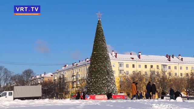Около центральной ёлки начали заливать каток! смотреть онлайн